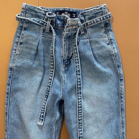 Hollister Curvy Ultra High Rise Mom Jeans. - Picture 9 of 10